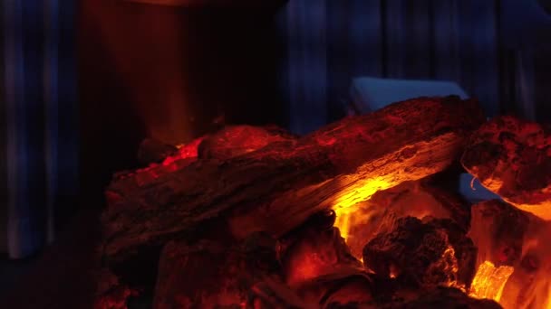 Charbons artificiels lumineux et flammes de feu dans la cheminée 4k 50fps clip 