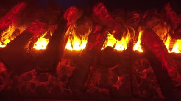 Искусственный камин с пламенем и поддельной древесиной 4k 50fps — стоковое видео