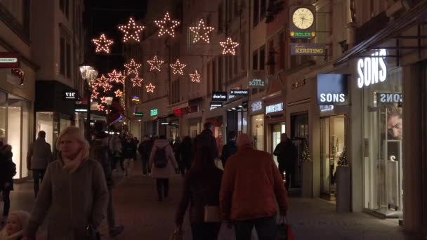 Bonn Duitsland, 23 november 2019: Wandelaars in de versierde kermisstraat — Stockvideo
