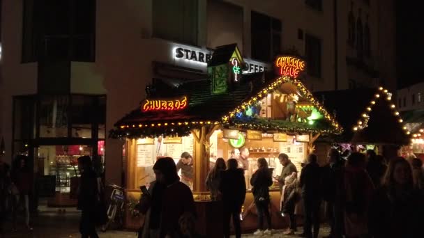 Bonn Germany, 23 listopada 2019: jarmark bożonarodzeniowy, tłum ludzi spacerujących po targu ulicznym — Wideo stockowe