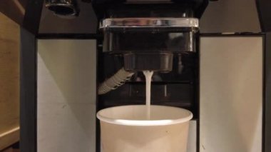 Cafe 4K 50 fps 'de kahve yapan profesyonel kahve makinesi.