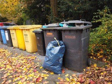 Bonn Almanya, 12 Kasım 2019: Bonn Almanya 'da çöp bidonları kuruldu