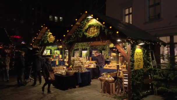 Bonn Alemania, 23 de noviembre de 2019: Feria de Navidad con mostrador iluminado — Vídeo de stock