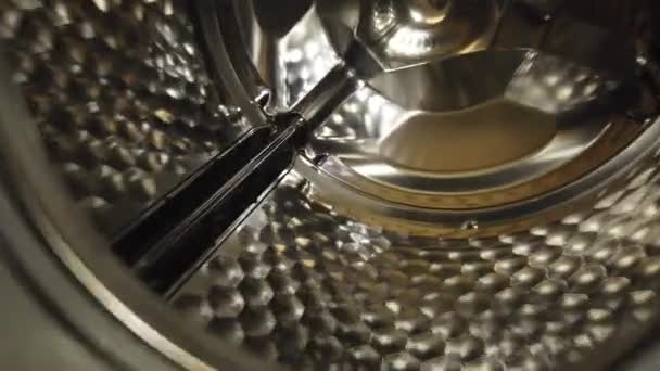 Pov av mannen som kontrollerar tvättmaskinen trumma för förlorade stänger — Stockvideo
