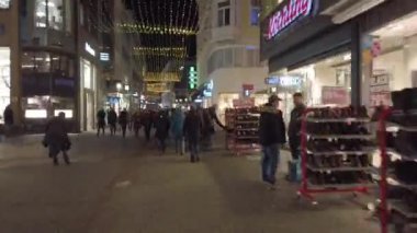 Bonn Almanya, 30 Kasım 2019: Bonn City 'nin merkezinde Hyperlapse Caddesi. Sokakta yürüyen insanlar Alman şehirlerinin en temsili tarihi merkezlerinden biridir.