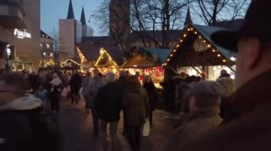 Bonn Almanya, 30 Kasım 2019: Bonn City 'nin merkezinde Noel Pazarı. Sokakta yürüyen insanlar Alman şehirlerinin en temsili tarihi merkezlerinden biridir.