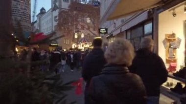 Bonn Almanya, 30 Kasım 2019: Noel pazarının gerçekleşmekte olduğu Bonn şehrinin merkezinde Hiperlapse Clip Caddesi.