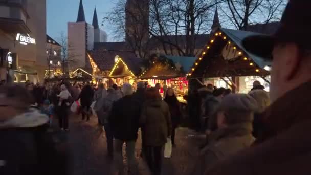 Bonn Germany, 2019 년 11 월 30 일 : Bonn city 의 중심부에 있는 크리스마스 마켓. 길을 걷고 있는 사람들은 독일 도시의 가장 대표적 인 역사적 중심지중 하나입니다 — 비디오