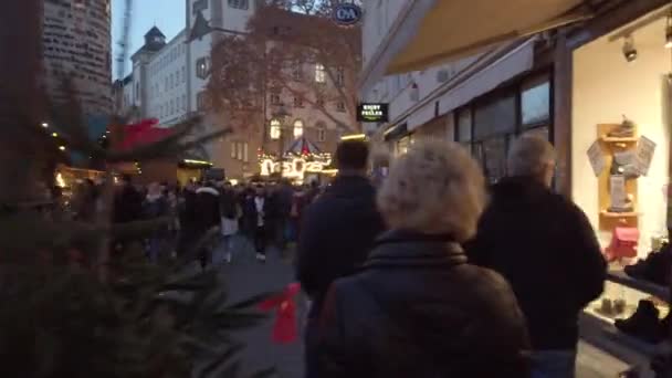 Bonn Germany, 30 листопада 2019: Hyperlapse clip street in the center of Bonn City коли відбувається різдвяний ринок. — стокове відео