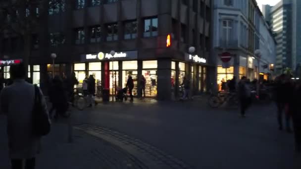 Bonn Almanya, 30 Kasım 2019: Bonn City 'nin merkezinde Hyperlapse Caddesi. Noel Pazarı 'nda insanlar sokakta yürür — Stok video