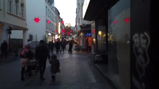 Bonn Alemania, 30 de noviembre de 2019: Decorado para la calle de Navidad en el centro de la ciudad de Bonn. Gente caminando por la calle del Mercado de Navidad uno de los centros históricos más representativos de Germanys — Vídeos de Stock