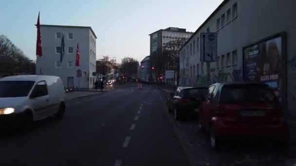 Bonn Germany, 30 November 2019: POV Sepeda di jalan-jalan di malam hari Bonn Jerman hiperlapse — Stok Video