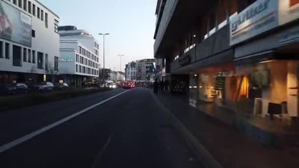 Bonn Niemcy, 30 listopada 2019: Pov Ulice rowerowe w nocy z hiperlapsą Bonn Niemcy — Wideo stockowe