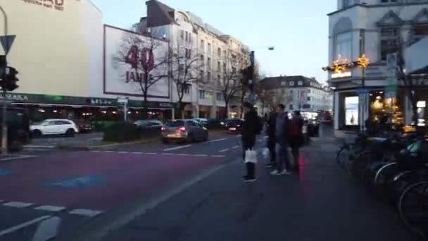 Bonn Tyskland, 30 november 2019: Dekorerad för julgata i centrala Bonn City. Fotgängare promenader i julmarknaden gatan en av de mest representativa historiska centra i — Stockvideo