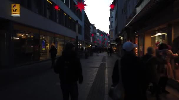 Bonn Tyskland, 30 november 2019: Dekorerad för julgata i centrala Bonn City på natten. Människor promenader i julmarknaden gatan en av de mest representativa historiska centra — Stockvideo