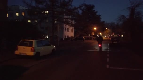 Bonn Tyskland, 30 november 2019: Pov Riding streets in the night of Bonn Germany on the bicycle hyperlapse — Stockvideo
