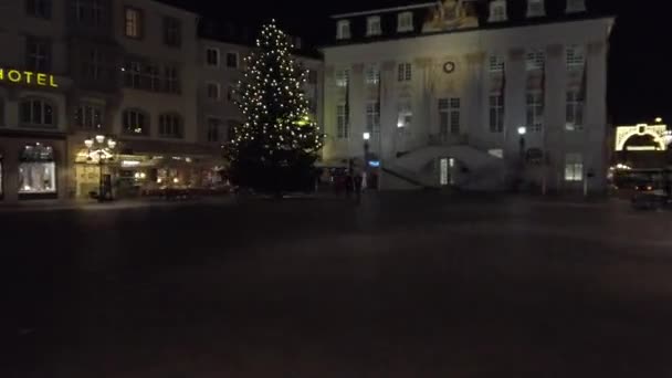 Bonn Germany, 30 listopada 2019: Udekorowany na świąteczną uliczkę w centrum Bonn City. Christmas Market Street jednym z najbardziej reprezentatywnych historycznych ośrodków Niemiec hiperlapse miast — Wideo stockowe