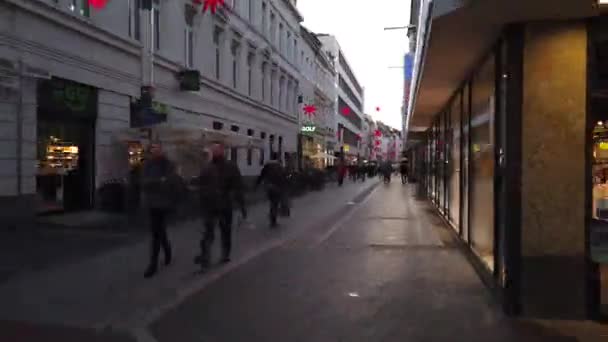 Бонн Германия, 30 ноября 2019 года: Прогулка по улице, украшенной на Рождество с большим количеством людей, идущих там — стоковое видео