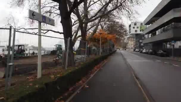 Bonn Germany, 2019 년 11 월 30 일: 자전거를 타고 Reine river Hyperlapse 의 둑에 위치 한 골목을 따라 가다 — 비디오