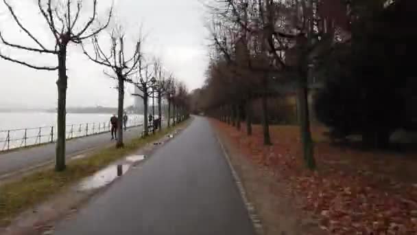 Bonn Alemania, 30 de noviembre de 2019: paseo en bicicleta por el callejón situado en el Embankment del río Reine hyperlapse — Vídeos de Stock