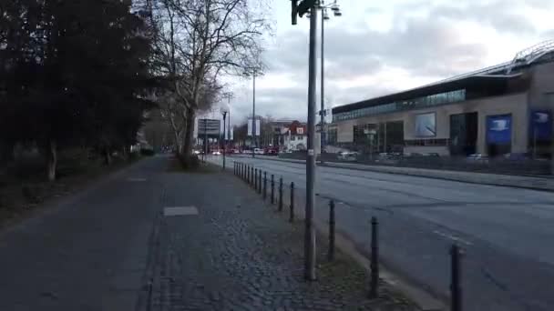 德国波恩，2019年12月左右：夜幕降临时骑自行车穿过街道的时间 — 图库视频影像