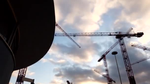 Bonn Germany, około grudnia 2019: Żurawie budowlane pracujące o zachodzie słońca, timelapse — Wideo stockowe