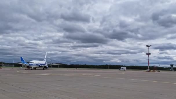 Moskau russland, 22. aug 2019: flugplatz vnukovo mit flugzeugen und shuttle-bussen — Stockvideo