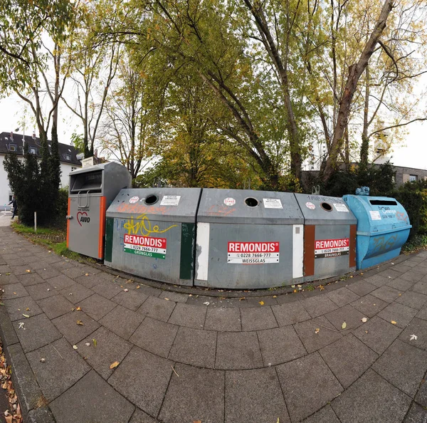 德国波恩，2019年12月16日：收集不同颜色玻璃杯的垃圾箱 — 图库照片