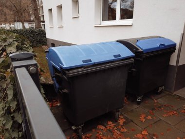 Ayrı çöp toplama için sokağa konmuş çöp kutuları