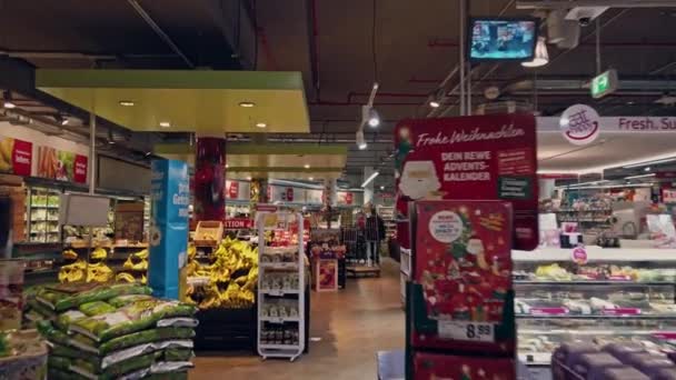 Bonn - 14.12.2019: Innenaufnahme des REWE-Marktes in Bonn — Stockvideo