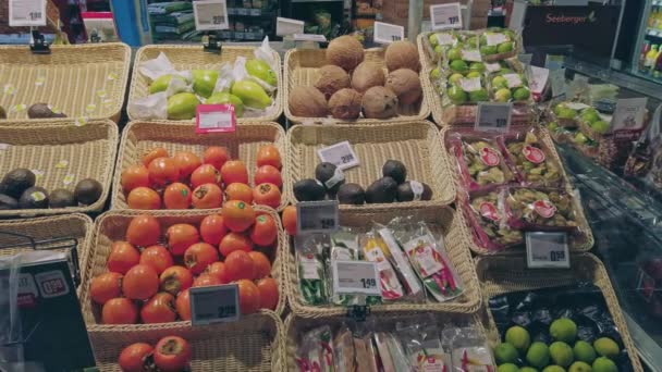 Bonn, Duitsland - 14 december 2019: binnenopname van supermarkt Rewe in Bonn Pov view. Kijk naar fruit op planken. — Stockvideo