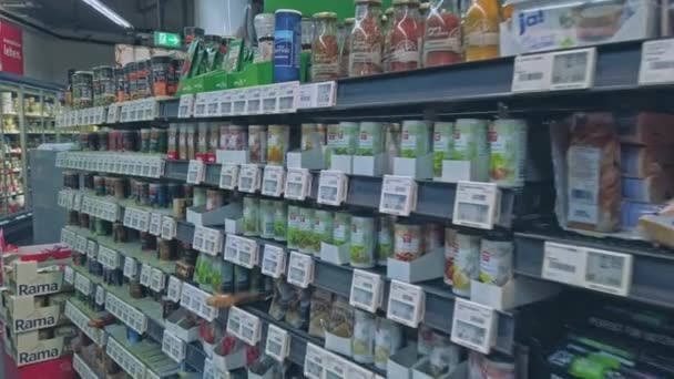 Bonn, Allemagne - 14 décembre 2019 : plan intérieur du supermarché REWE à Bonn Vue POV. Étagères avec assaisonnements. Beaucoup d'épices différentes à vendre — Video