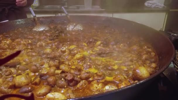 A huge dish of mushrooms is prepared at the kiosk at the Christmas fair — Stockvideo