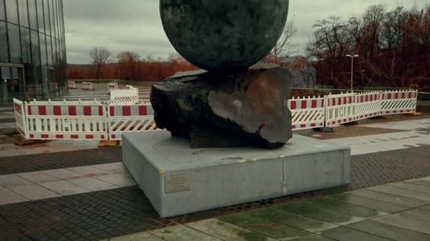 Bonn Alemania, 18 dic. 2019: Estatua de Mercurius del prof. Marcus Luperts erigida frente al edificio de la torre Post — Vídeo de stock