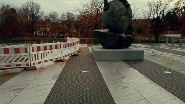 Bonn deutschland, 18.12.2019: mercurius-statue von prof. marcus luperts vor dem postturm aufgestellt — Stockvideo