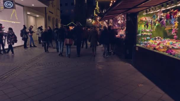 Bonn Alemania, 23 dic. 2019: Gente caminando por los quioscos con comida navideña — Vídeo de stock