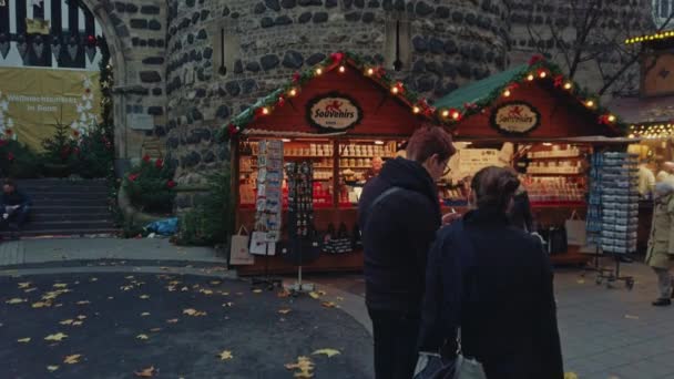 Bonn Germany, 23 Dec. 2019: Christmas stalls with souvenirs installed in the centre of Bonn people stroll past it — Stock Video