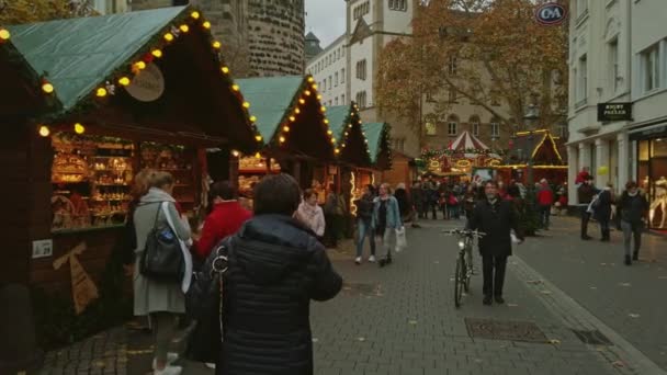Bonn Alemania, 23 dic. 2019: La gente camina por los puestos de guirnaldas del mercado navideño — Vídeo de stock