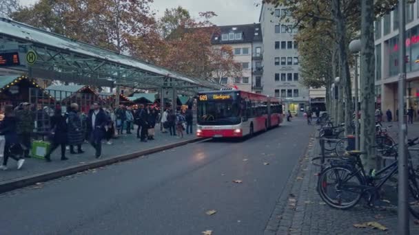 Bonn Německo, 23. prosince 2019: Příjezd autobusu do Gielgenu — Stock video