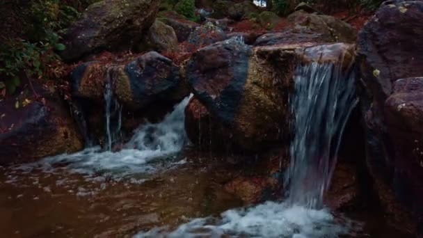 Vista del arroyo que fluye rápidamente entre las piedras salvajes en invierno — Vídeos de Stock