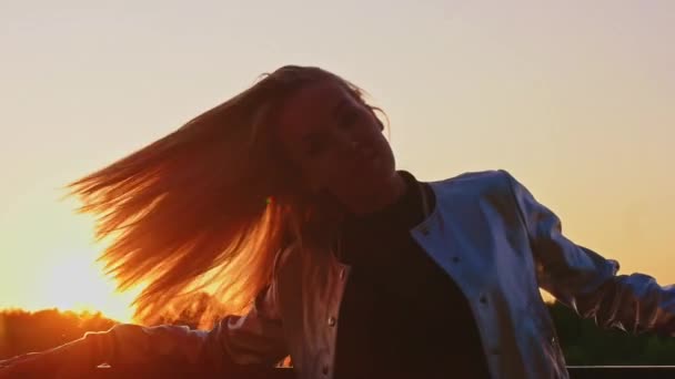 Chica rubia muy hermosa sacude la cabeza para que el pelo vuela en el aire muy hermoso — Vídeos de Stock