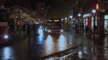 Bonn Almanya, 18 Aralık 2019: Otobüs durağında alacakaranlıkta 4k 60 fps bekliyor