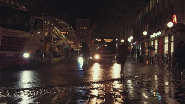 德国波恩，2019年12月18日：许多行人在雨中步行到巴士站 — 图库视频影像