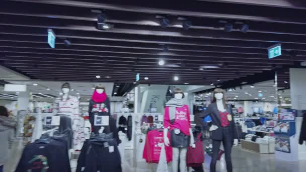Bonn Tyskland, 23 dec 2019: En man går in i en klädaffär Pov — Stockvideo