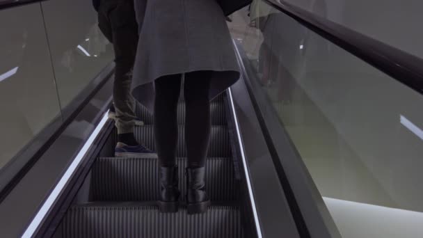 Bonn Alemania, 23 dic 2019: Escalando la escalera mecánica la pareja va de compras — Vídeo de stock