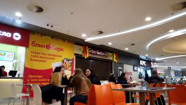 Astrakhan, Rusko - 10. února2020. Food Court Timelapse at Shopping Mall — Stock video