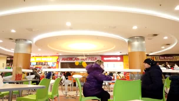 Asztrahán, Oroszország - 2020. február 10. Food Court Timelapse a Bevásárlóközpontban Panning. Sok ember üldögél és eszik, és sokan költözködnek. — Stock videók