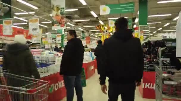 Астрахань, Россия, 20 февраля 2020 г.: Человек входит в супермаркет, где расположены полки со скидками — стоковое видео