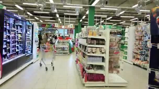 Астрахань, Россия, 20 февраля 2020: Мужчина идет в кассовый аппарат супермаркетов — стоковое видео