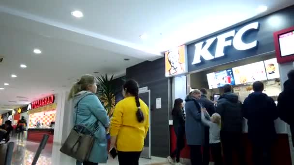 Astrakhan, Ryssland, 20 feb 2020: Folk ställer upp för att köpa Kfc kyckling på food court området i köpcentret — Stockvideo